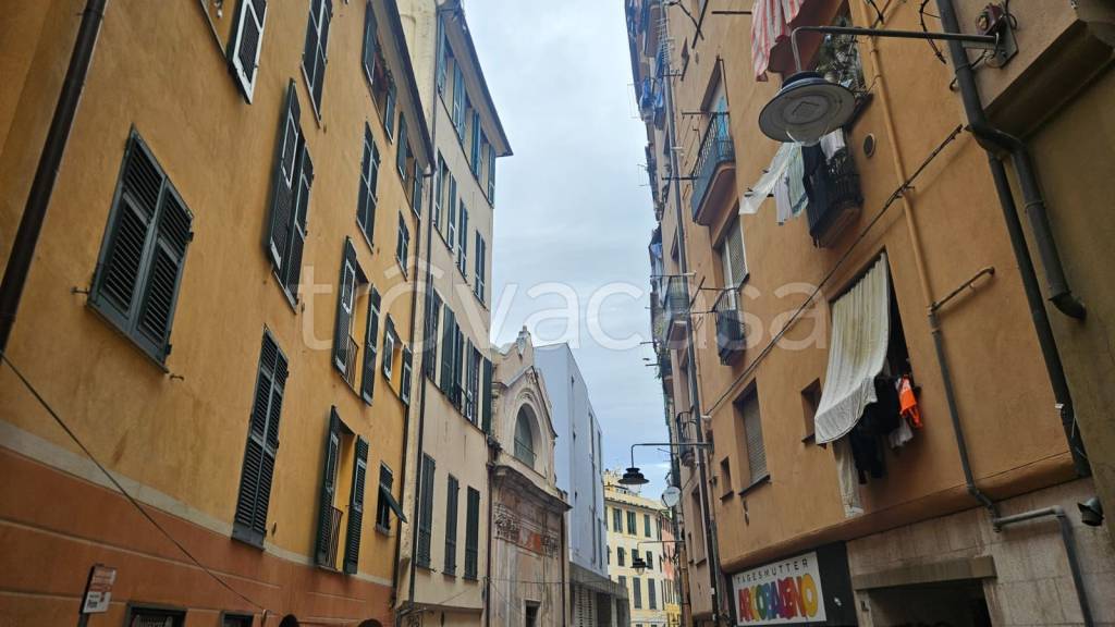 appartamento in vendita a Genova in zona Sottoripa / Maddalena / Molo