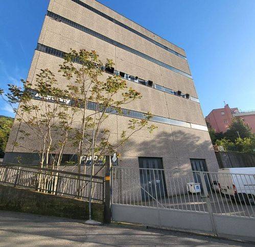 locale commerciale in vendita a Genova in zona Molassana
