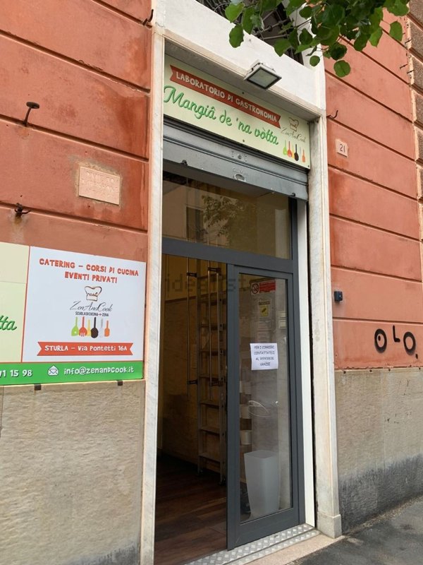 locale commerciale in vendita a Genova in zona Carignano