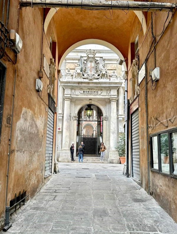 appartamento in vendita a Genova in zona Sottoripa / Maddalena / Molo