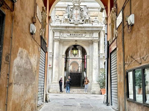 appartamento in vendita a Genova in zona Sottoripa / Maddalena / Molo