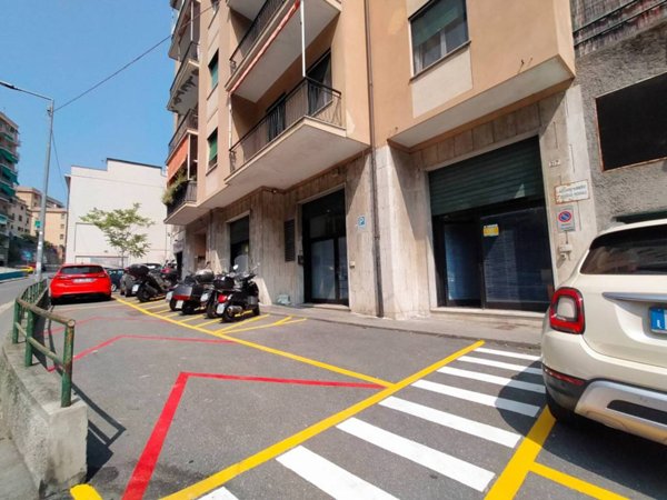 negozio in vendita a Genova in zona Marassi