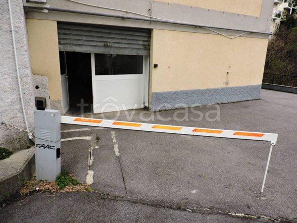 locale commerciale in vendita a Genova in zona Sestri Ponente