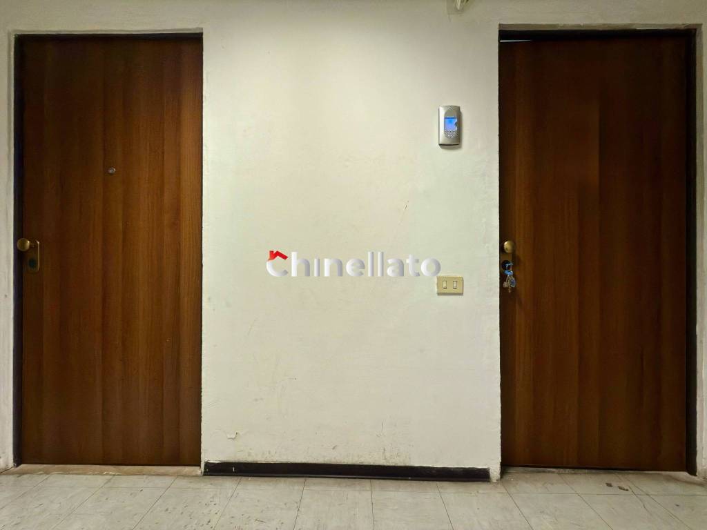 locale commerciale in vendita a Genova in zona Bolzaneto