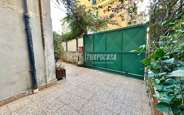 appartamento in vendita a Genova in zona Sestri Ponente