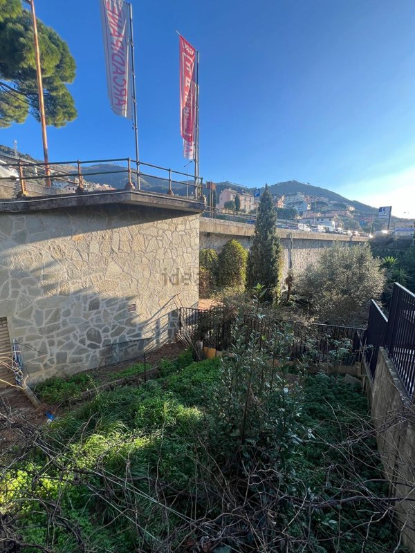 locale di sgombero in vendita a Genova in zona Nervi