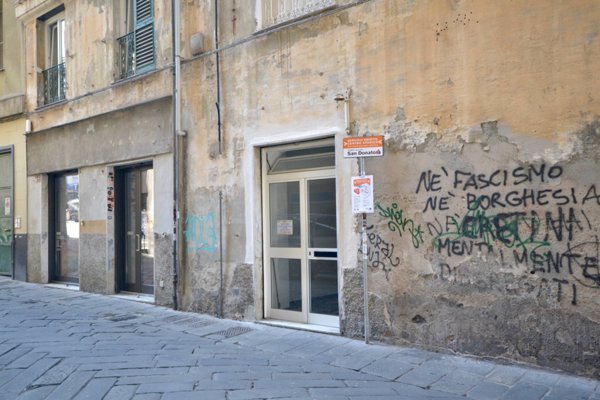 locale commerciale in vendita a Genova in zona Centro Storico