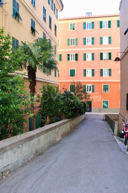 negozio in vendita a Genova in zona Lagaccio / Granarolo