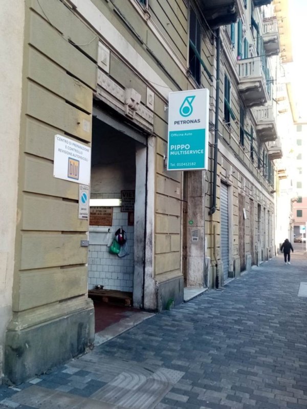 negozio in vendita a Genova in zona Sampierdarena