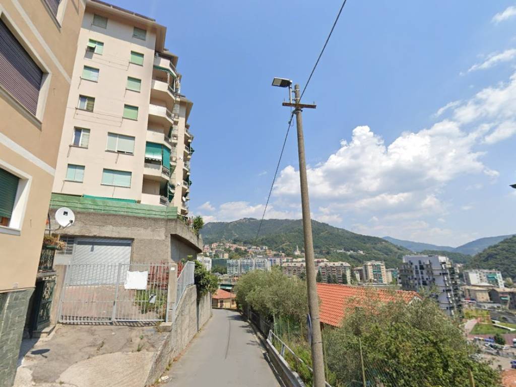 locale commerciale in vendita a Genova in zona Molassana