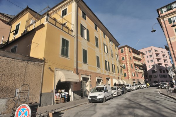 locale commerciale in vendita a Genova in zona Pontedecimo