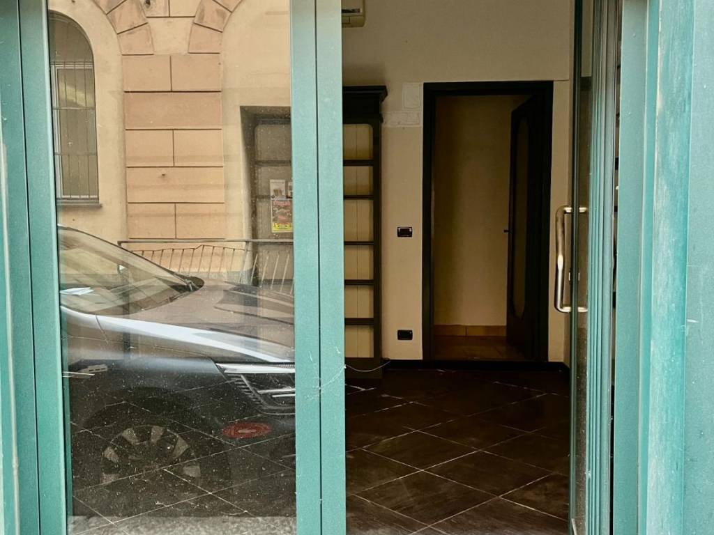 negozio in vendita a Genova in zona Sestri Ponente