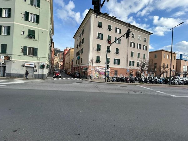 locale commerciale in vendita a Genova in zona Staglieno
