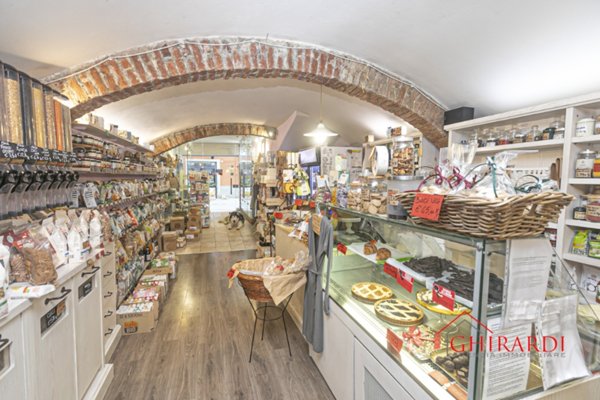 locale commerciale in vendita a Genova in zona Sestri Ponente