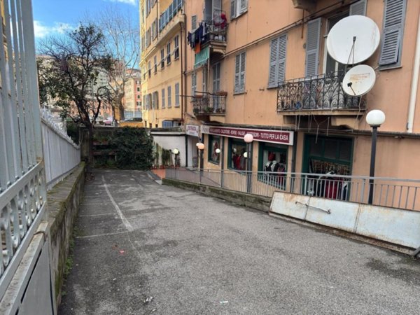 negozio in vendita a Genova in zona Marassi