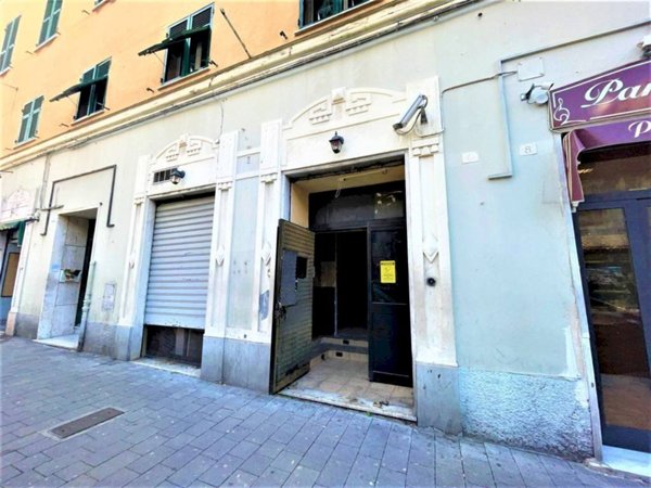 locale commerciale in vendita a Genova in zona Sampierdarena