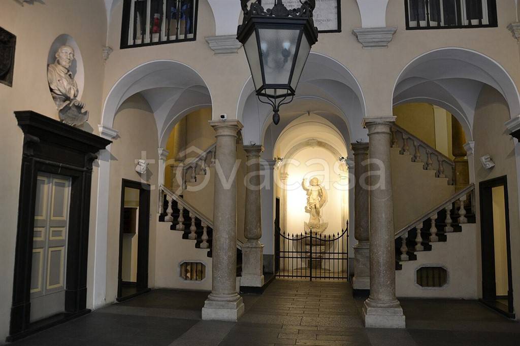 appartamento in vendita a Genova in zona Sottoripa / Maddalena / Molo