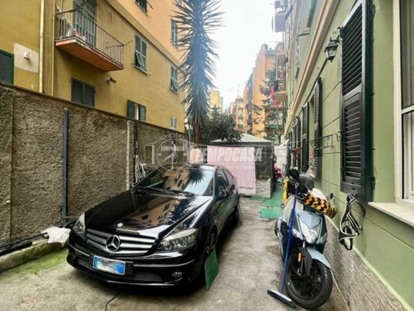 appartamento in vendita a Genova in zona Sottoripa / Maddalena / Molo