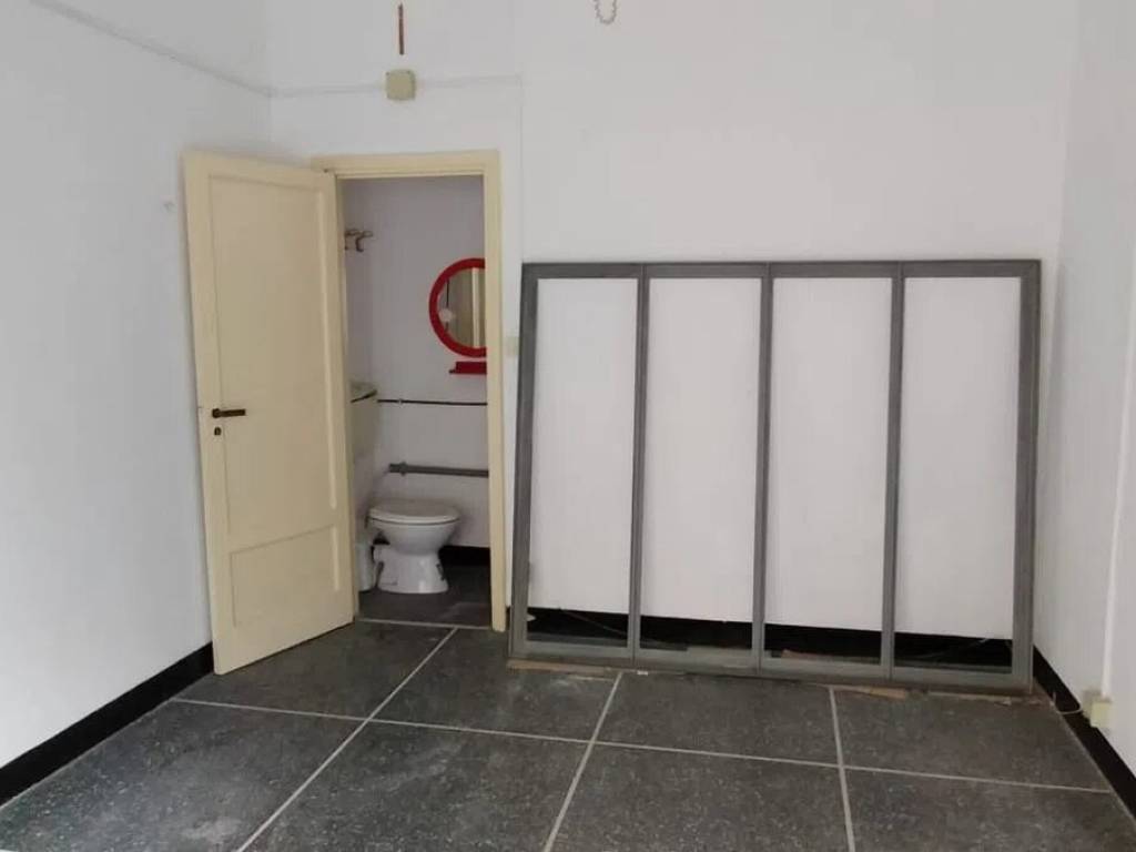 negozio in vendita a Genova in zona Sestri Ponente