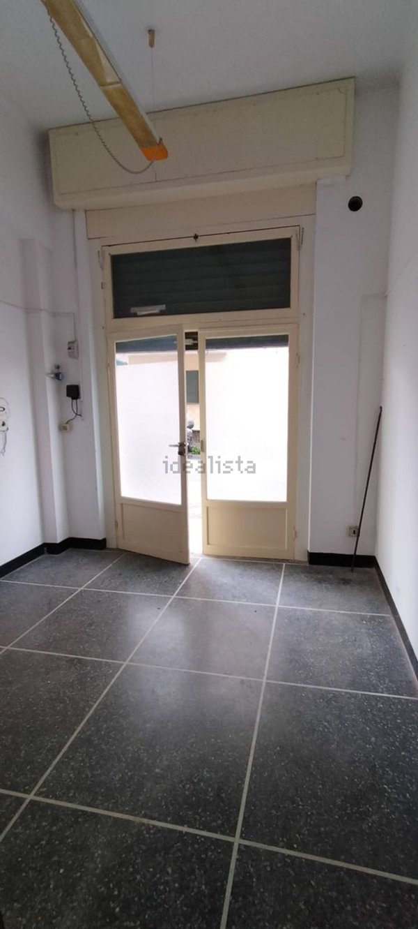 locale di sgombero in vendita a Genova in zona Sestri Ponente