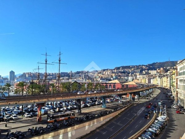 appartamento in vendita a Genova in zona Sottoripa / Maddalena / Molo