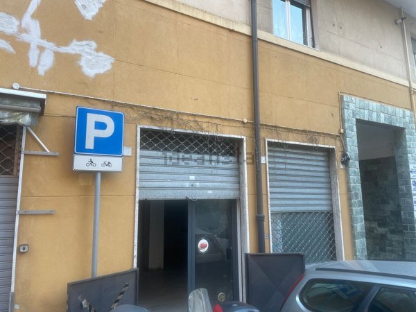 locale commerciale in vendita a Genova in zona Molassana
