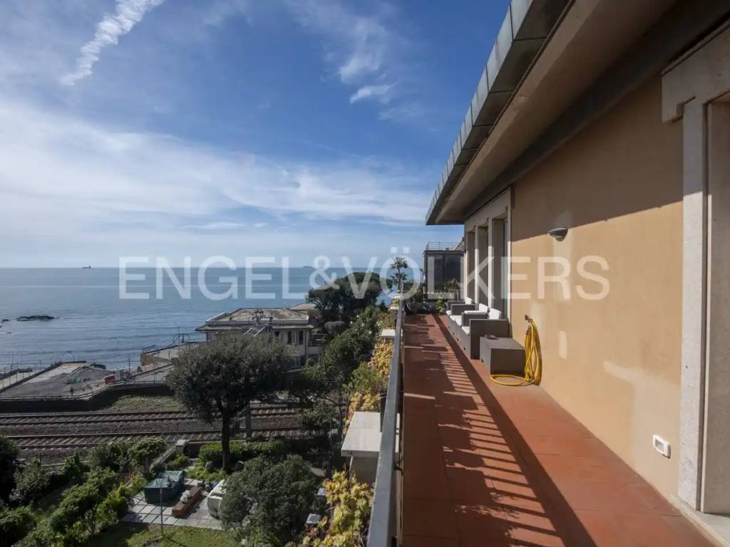 appartamento in vendita a Genova in zona Quarto dei Mille