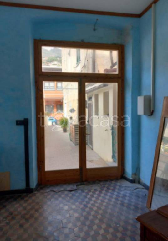 locale commerciale in vendita a Genova in zona Struppa