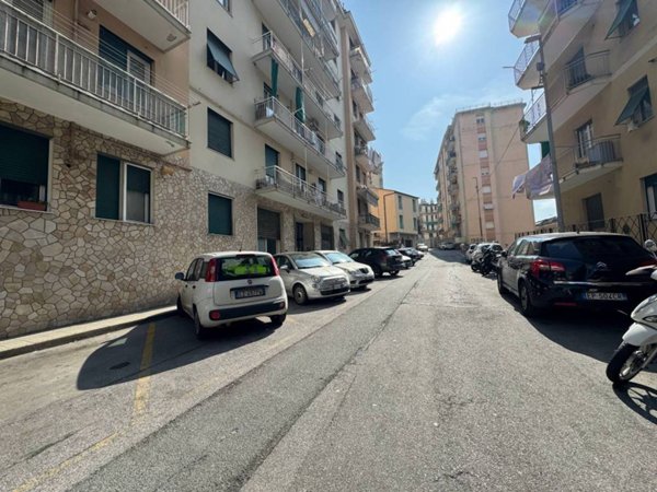 negozio in vendita a Genova in zona Sestri Ponente