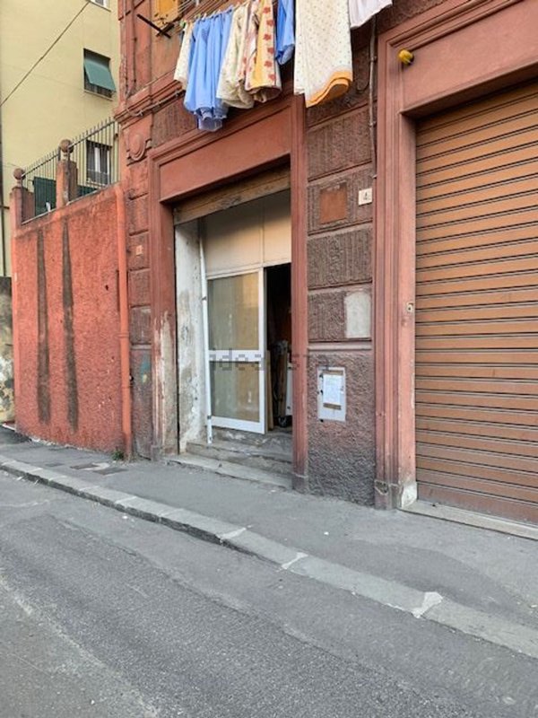 locale di sgombero in vendita a Genova in zona Certosa
