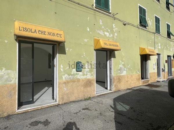 locale commerciale in vendita a Genova in zona Struppa
