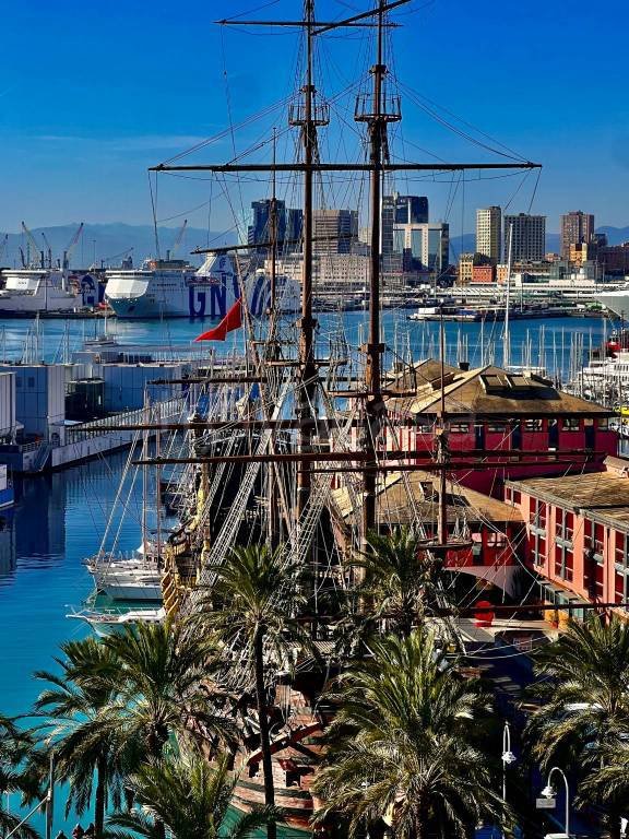 appartamento in vendita a Genova in zona Sottoripa / Maddalena / Molo