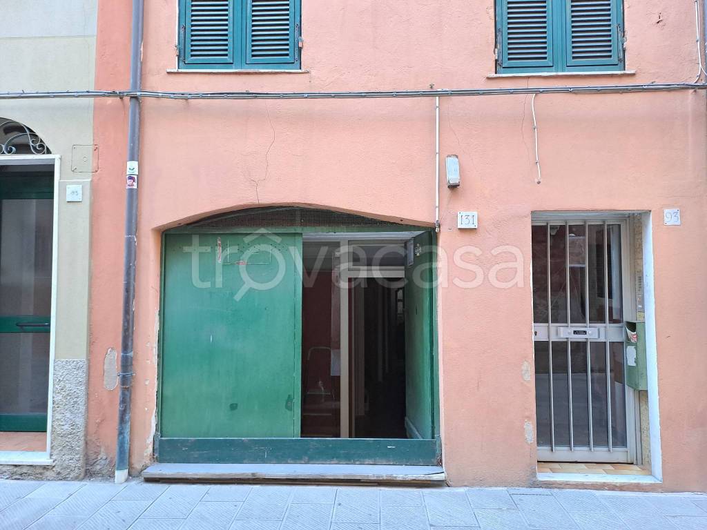 locale commerciale in vendita a Genova in zona Sestri Ponente