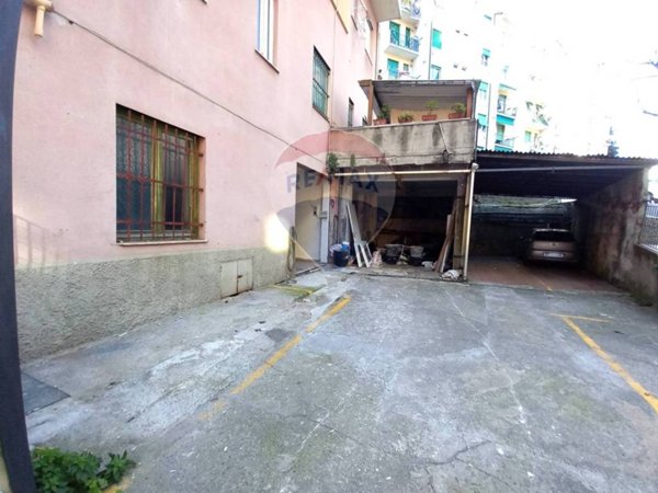 locale commerciale in vendita a Genova in zona Sestri Ponente