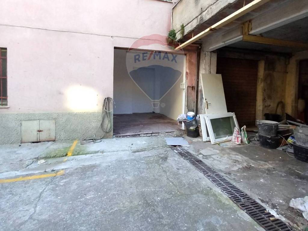 locale commerciale in vendita a Genova in zona Sestri Ponente