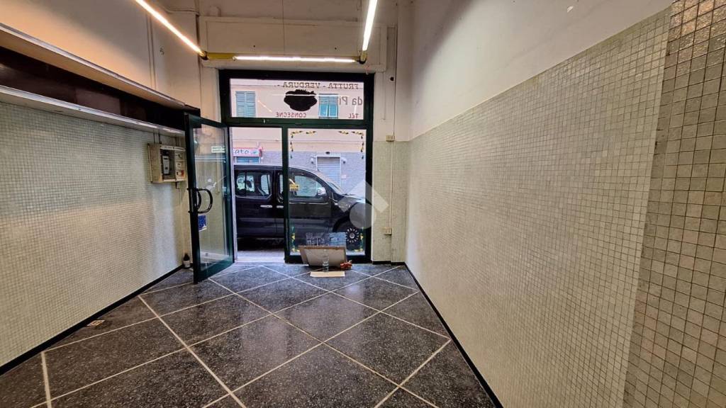 negozio in vendita a Genova in zona Bolzaneto