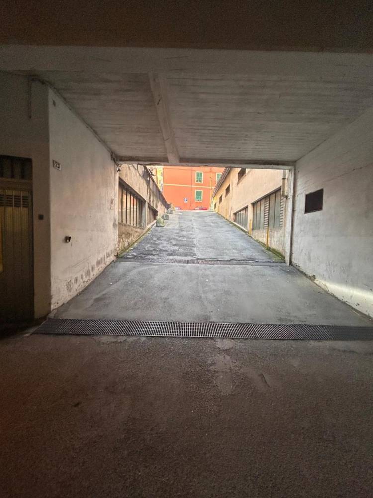 locale di sgombero in vendita a Genova in zona Sampierdarena