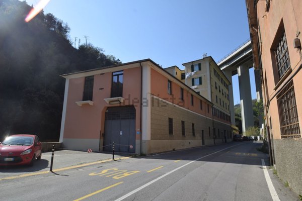 capannone in vendita a Genova in zona Voltri