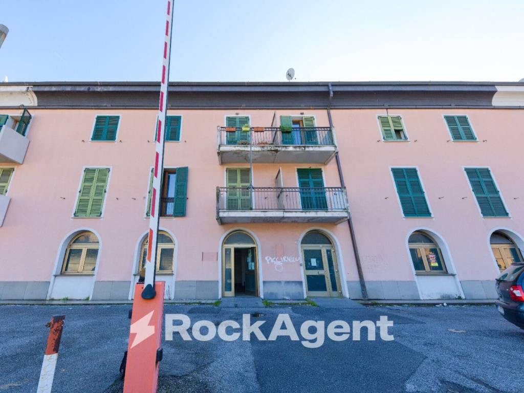 ufficio in vendita a Genova in zona Rivarolo