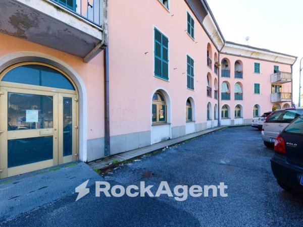 negozio in vendita a Genova in zona Rivarolo