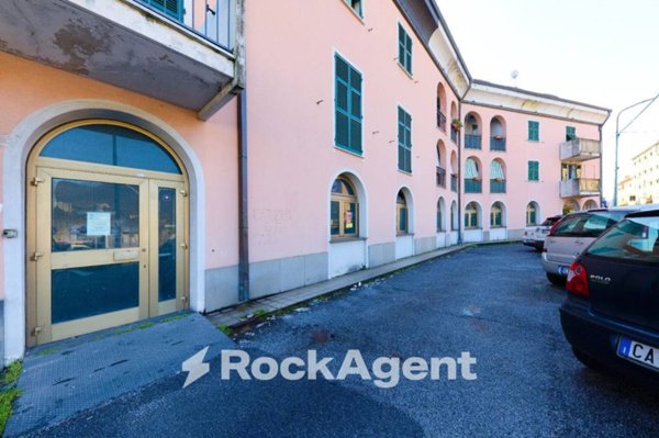 negozio in vendita a Genova in zona Rivarolo