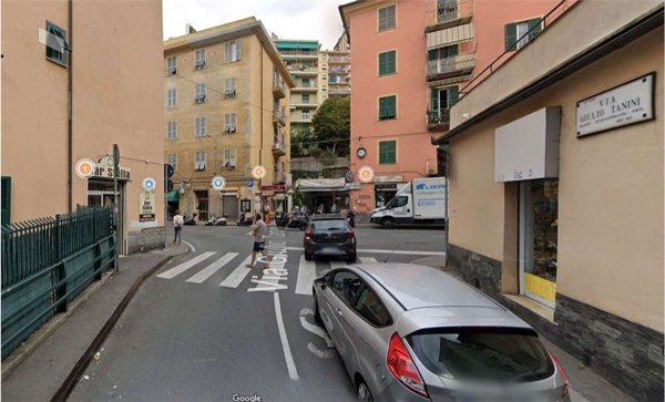 locale commerciale in vendita a Genova