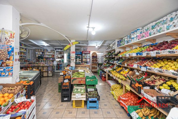locale commerciale in vendita a Genova in zona Cornigliano