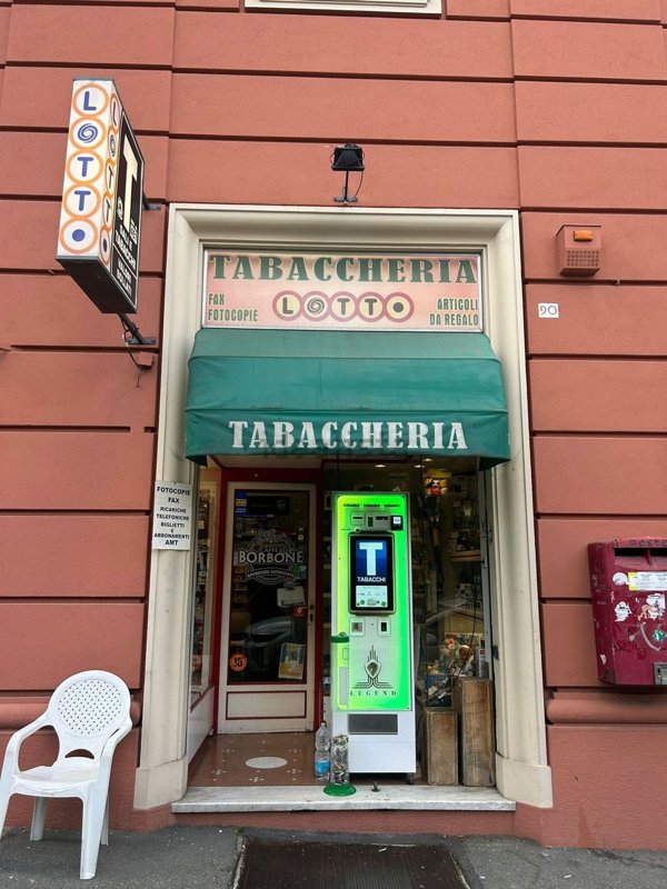 locale commerciale in vendita a Genova in zona Albaro