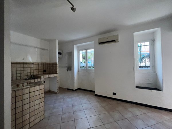 locale di sgombero in vendita a Genova in zona Sturla
