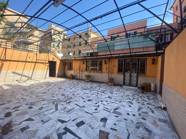 locale commerciale in vendita a Genova