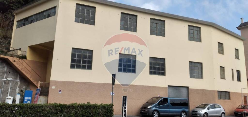 capannone in vendita a Genova in zona Voltri