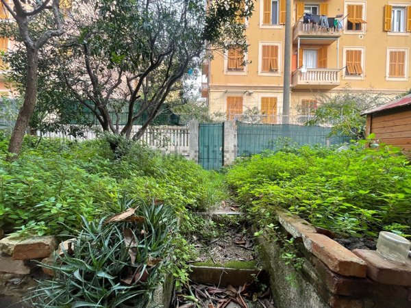 appartamento in vendita a Genova in zona Sestri Ponente