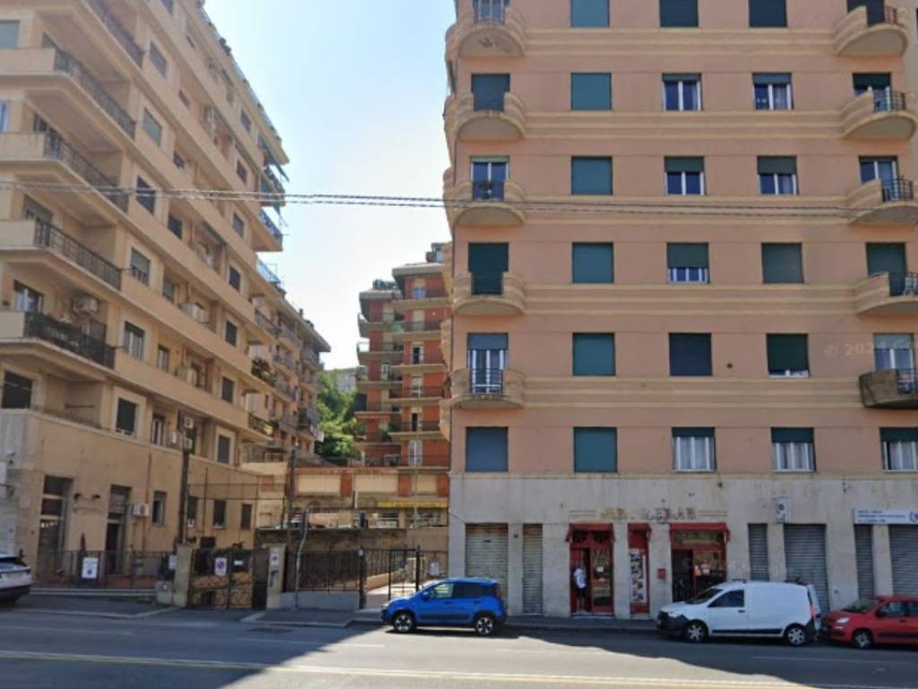 locale commerciale in vendita a Genova in zona Sturla