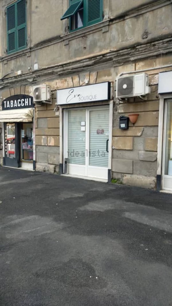 locale commerciale in vendita a Genova in zona Sestri Ponente